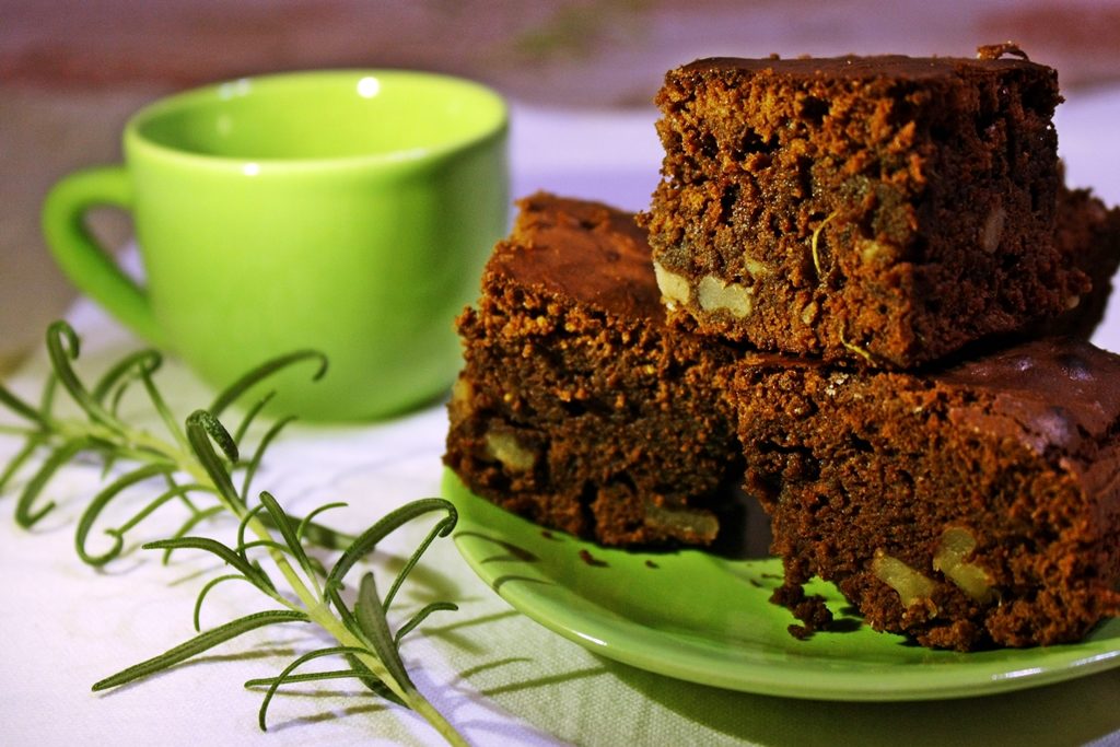 Brownies al cioccolato e rosmarino: alchimia tra i due - La cucina geografica - Storie e ricette dal mondo