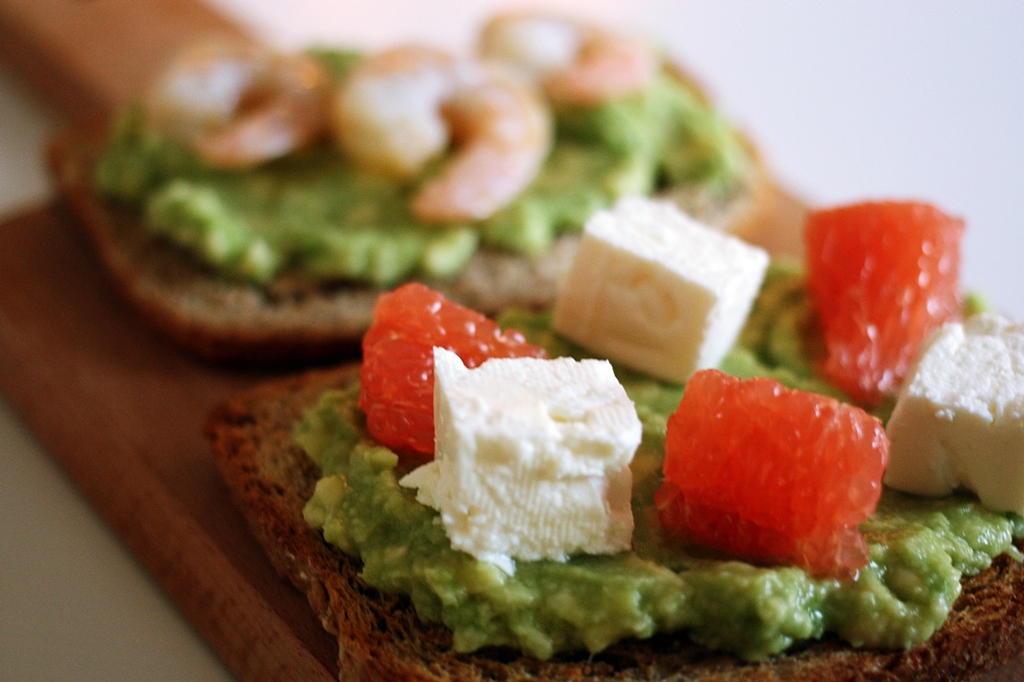 avocado toast con feta e pompelmo rosa