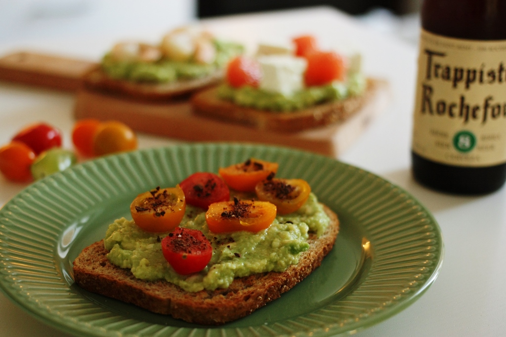 avocado toast con pomodori e cioccolato