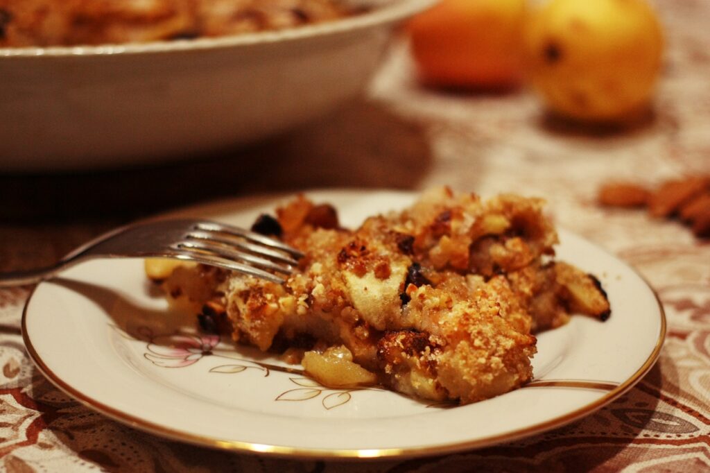 torta di mele nel piatto